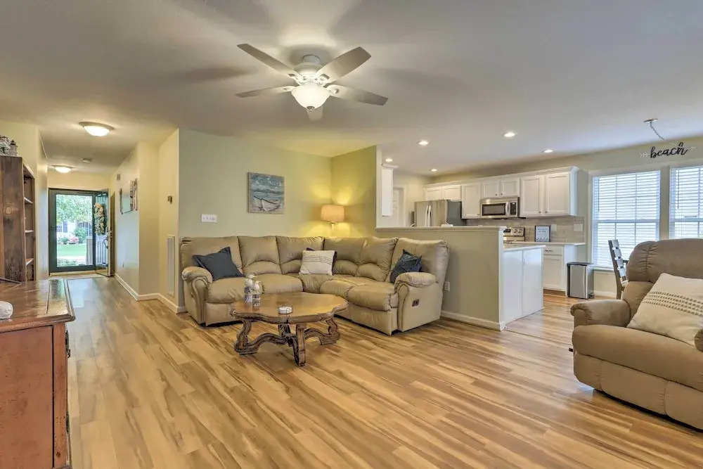 3 Mi to Bethany Beach: Gem w/ Deck & Pool Access