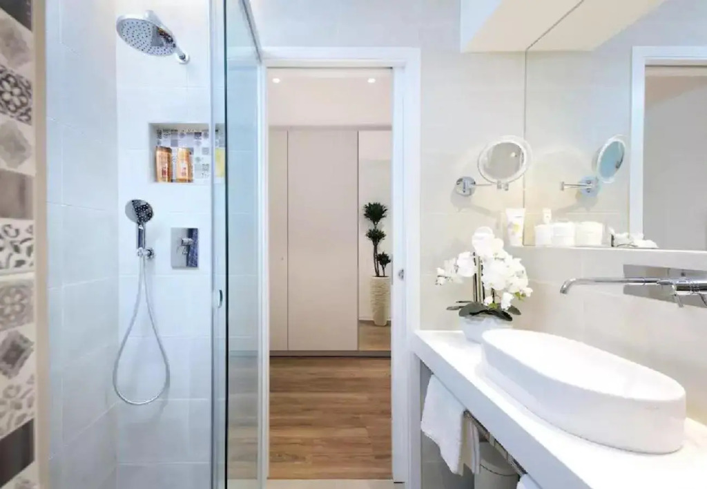 ★ Exclusive Central Apartment ★ FREE Garage ★
