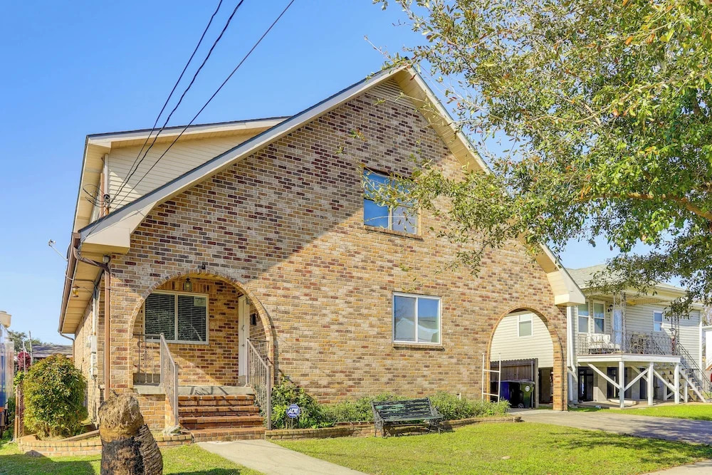 5 Mi to French Quarter: Central Nola Home w/ Decks