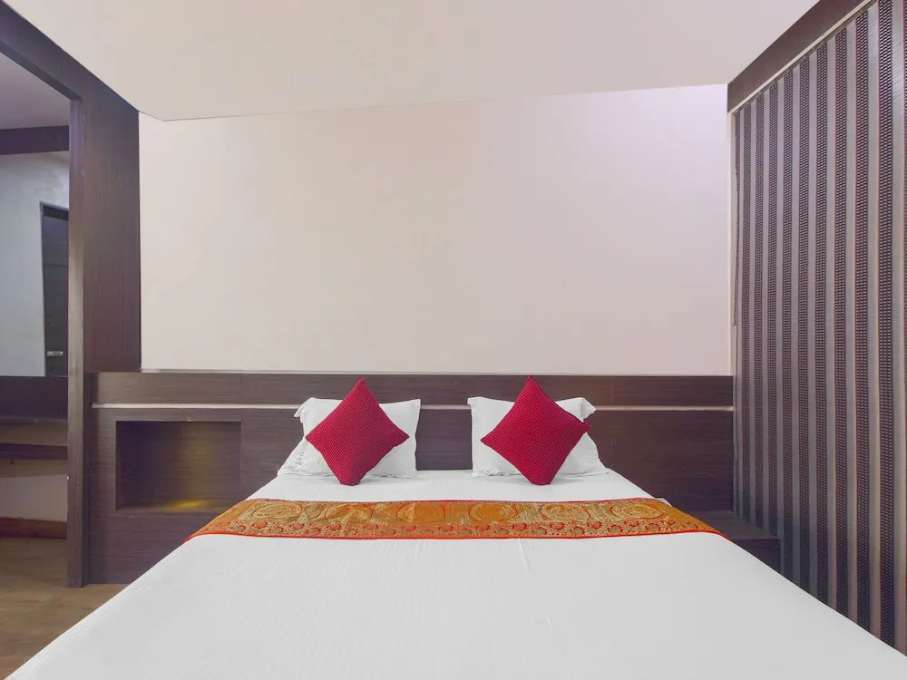 OYO 13647 Hotel Kohinoor Plaza
