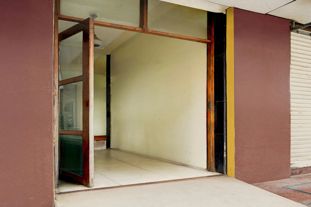 Hotel O Pathanamthitta Near Mahatma Gandhi Statue