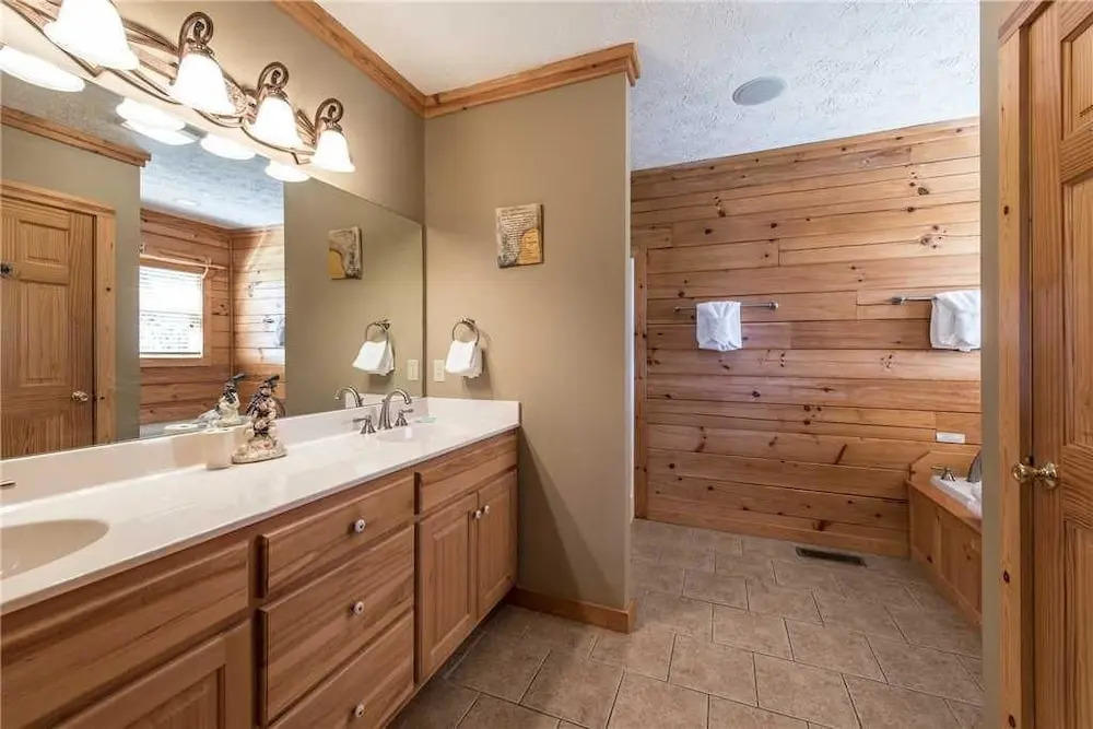 Majestic Point Lodge 5 Bedroom Mountain View Home with Hot Tub