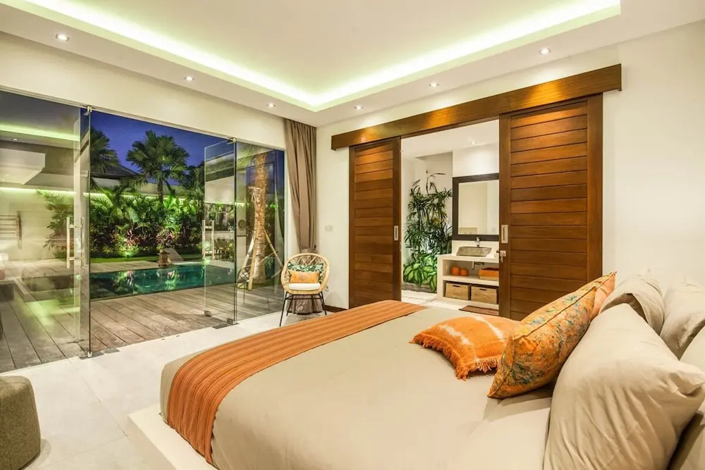 Luxury 6BR Villa, Canggu, 400m to Finns Beach