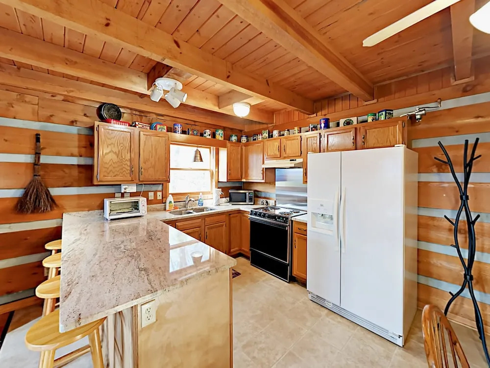1065 E Foothills Dr Cabin 3 Bedrooms 3 Bathrooms Cabin