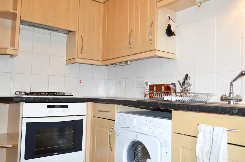 Bright 2 Bedroom Apartment With Parking in Edinburgh