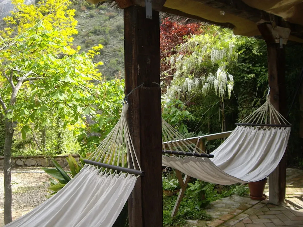 La Casita con jardín frente a la cascada