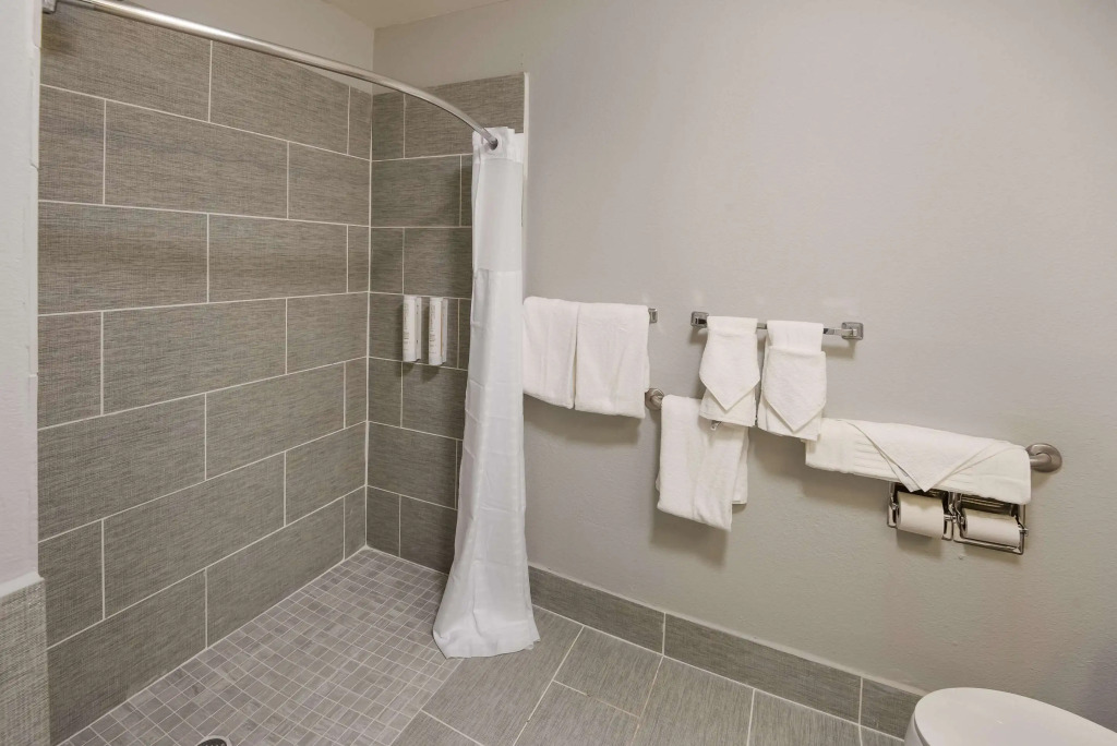 Clarion Pointe Indianapolis Northeast