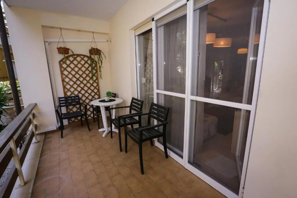 Pine-Tree Apt w/ Private Garden 50 m from the Sea