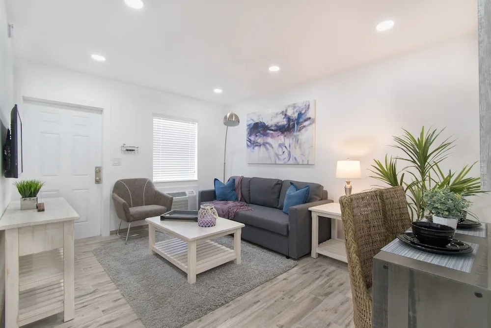 Lovely 1 BR W Parking Space & Walk to the Beach 7
