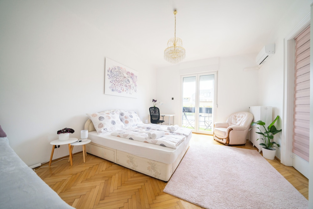 Pozsonyi Suite – 3Br Family Stay | Ac + Balcony