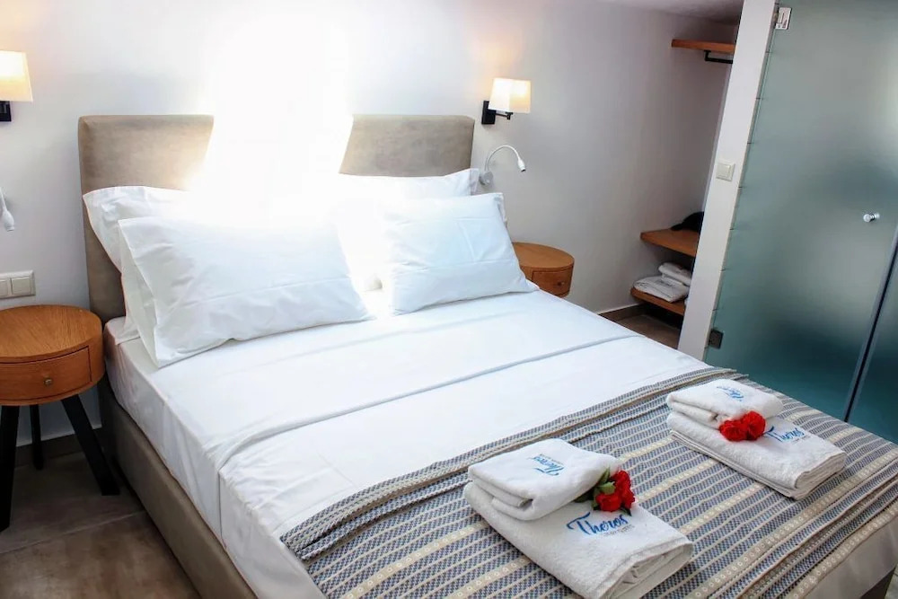 Theros Villas & Suites