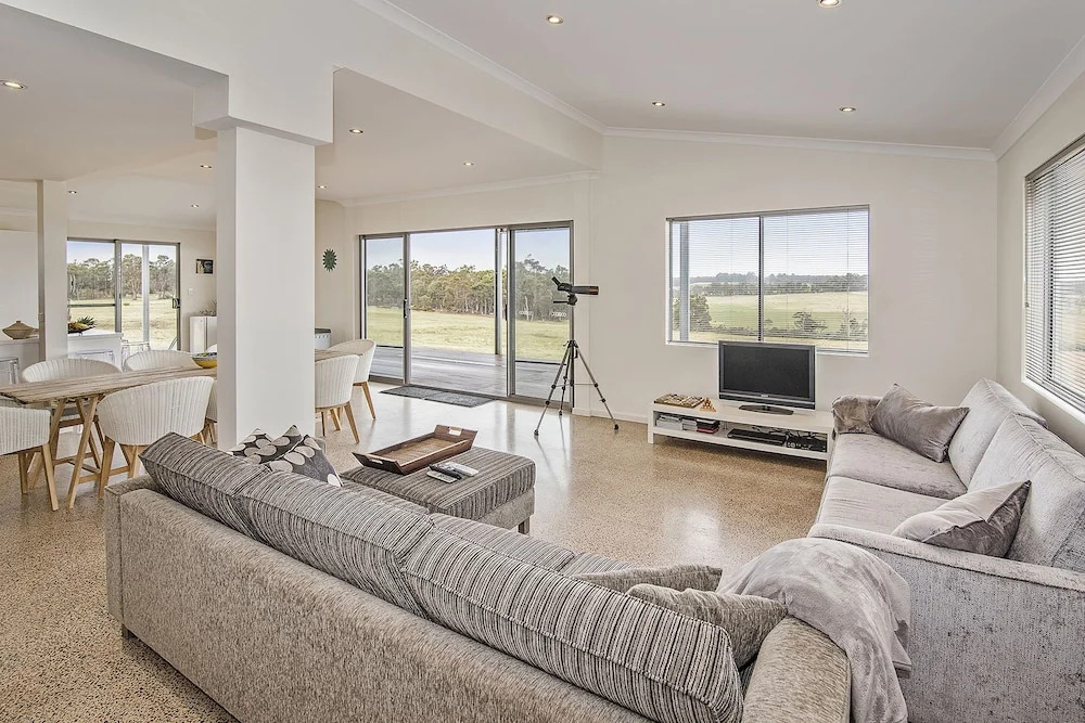 Margaret River Farmhouse - Serene Bushland Getaway
