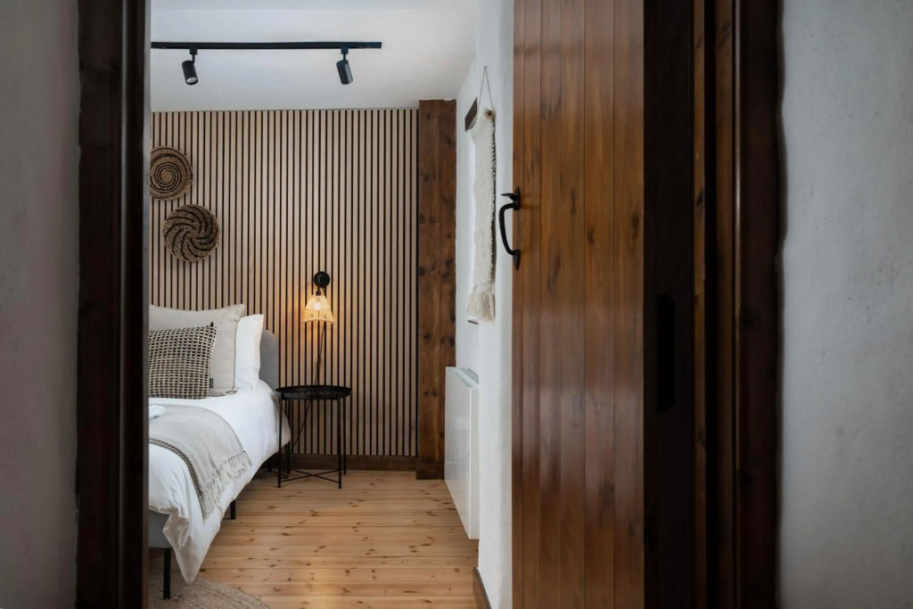 Spacious barn conversion, walk to 3 beaches