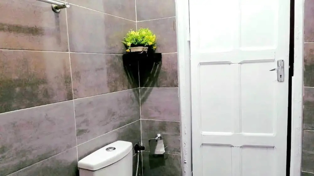 1 Bed House Private Compound With Off Road Parking