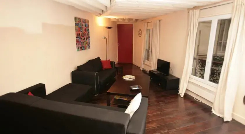 Spacious République 1 Bedroom (409)