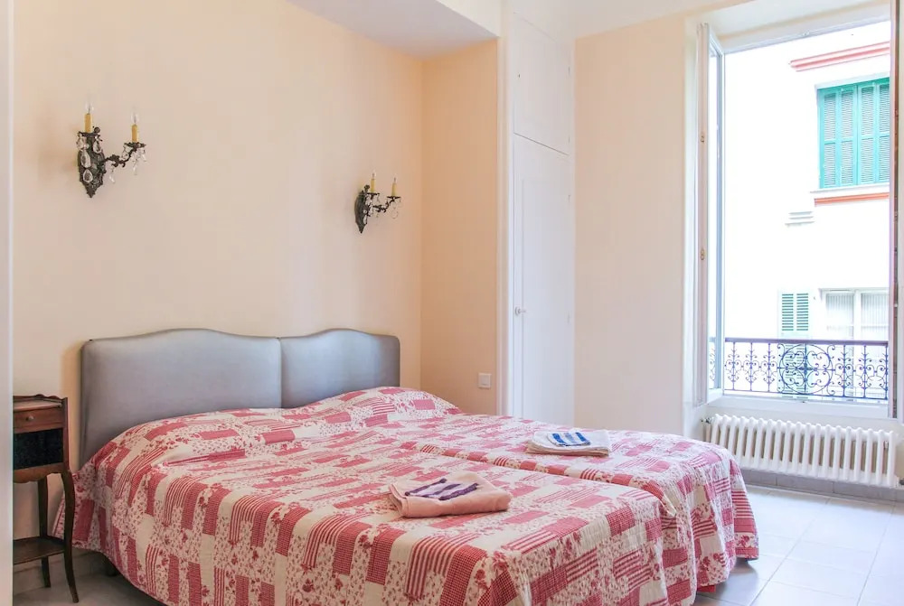 Large Apt 20M Terrace FREE PARKING BEACH