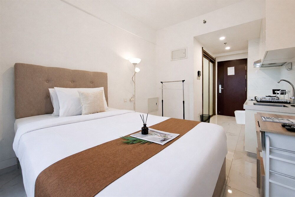 White Tone Studio For 2 Pax At Sky House Bsd Apartment