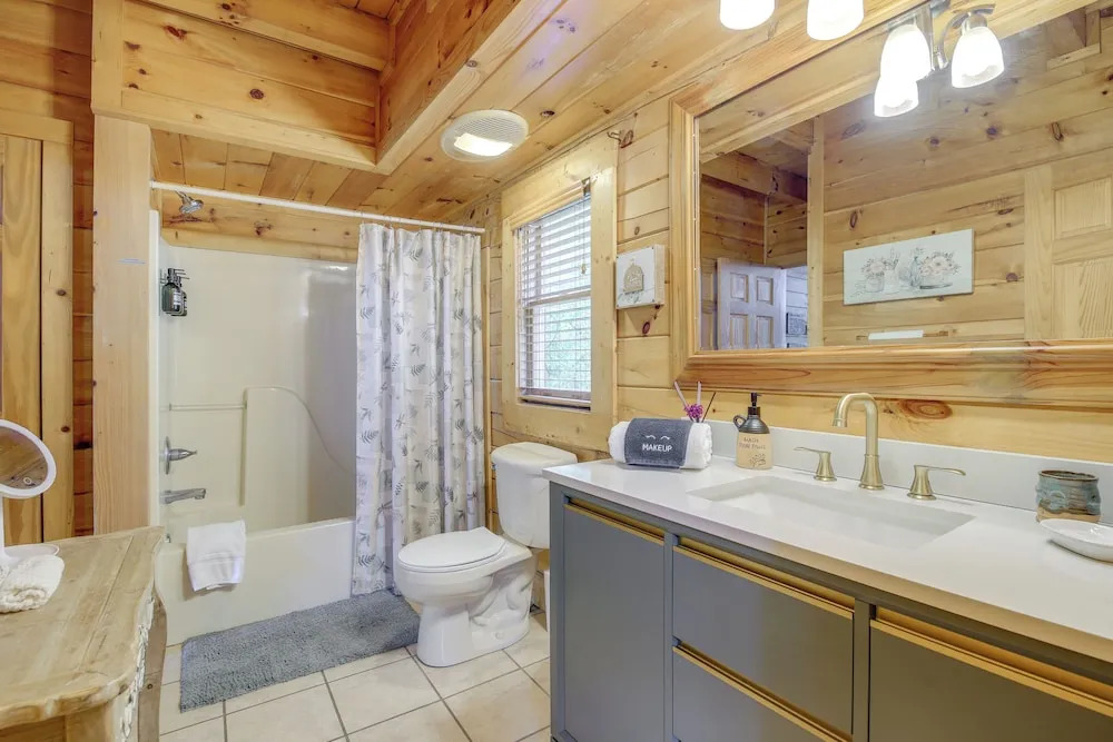 Sevierville Cabin w/ Deck: Minutes to Pigeon Forge