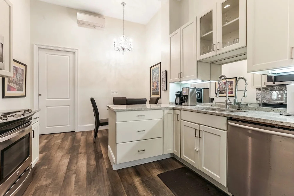 Charming New Orleans Townhouse Near All City Hot Spots