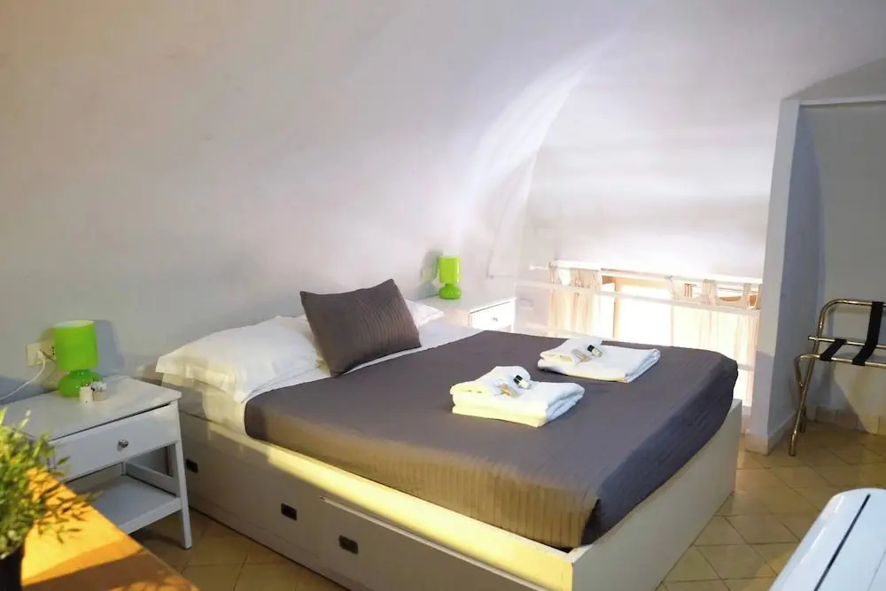 Renoir Small Loft on Giulia Street