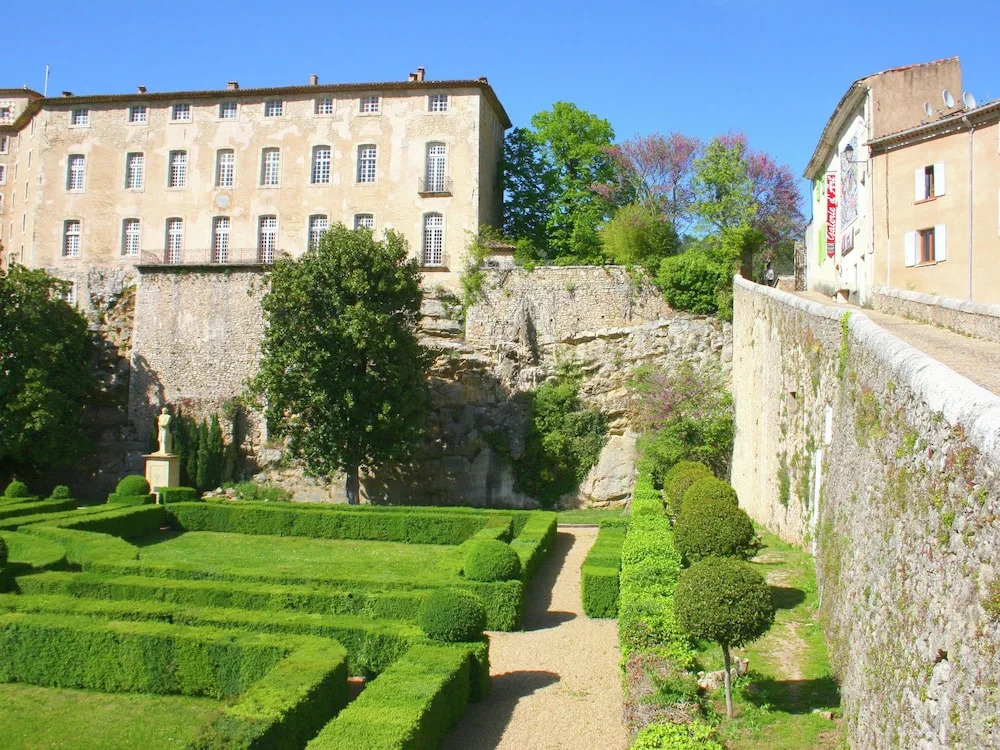 Spacious Villa With Private Swimming Pool a few Minutes' Walk From Lorgues
