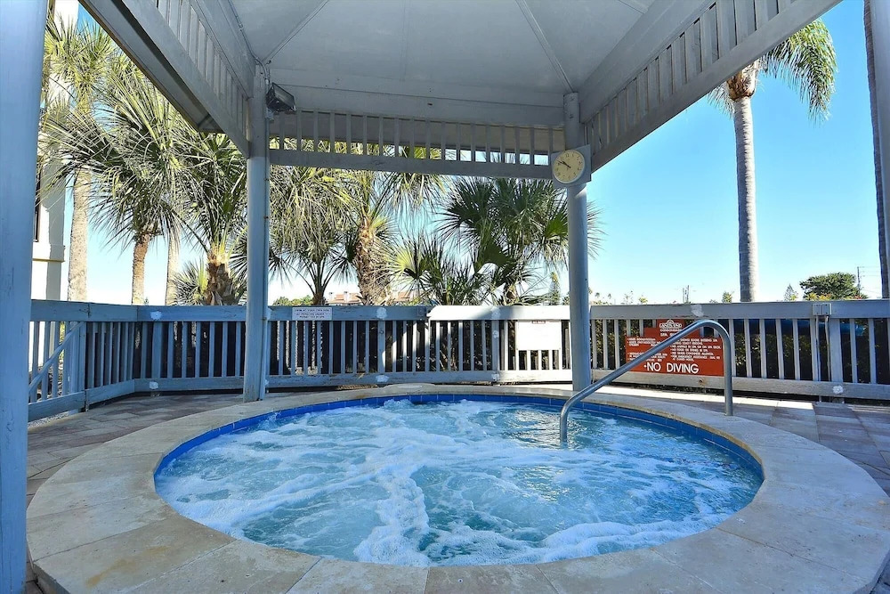 Land's End 302 Building 10 Beautifully Updated/beachfront!