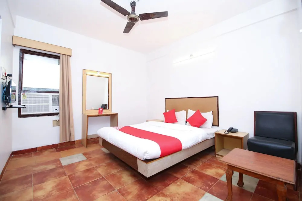 OYO 10606 Hotel Shriradha Civic Centre