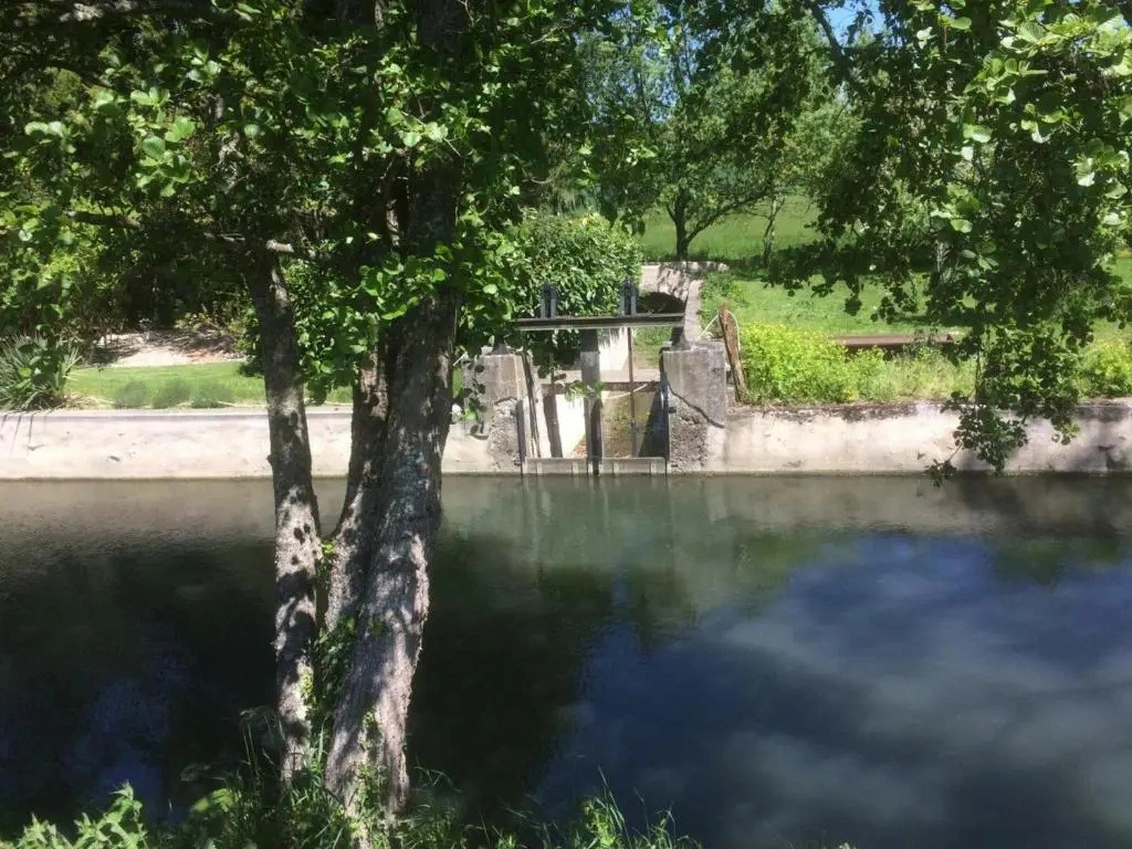 Évasion champêtre : Gîte enchanteur avec jardin clos, rivière et tout confort près des Châteaux de la Loire. - FR-1-381-506