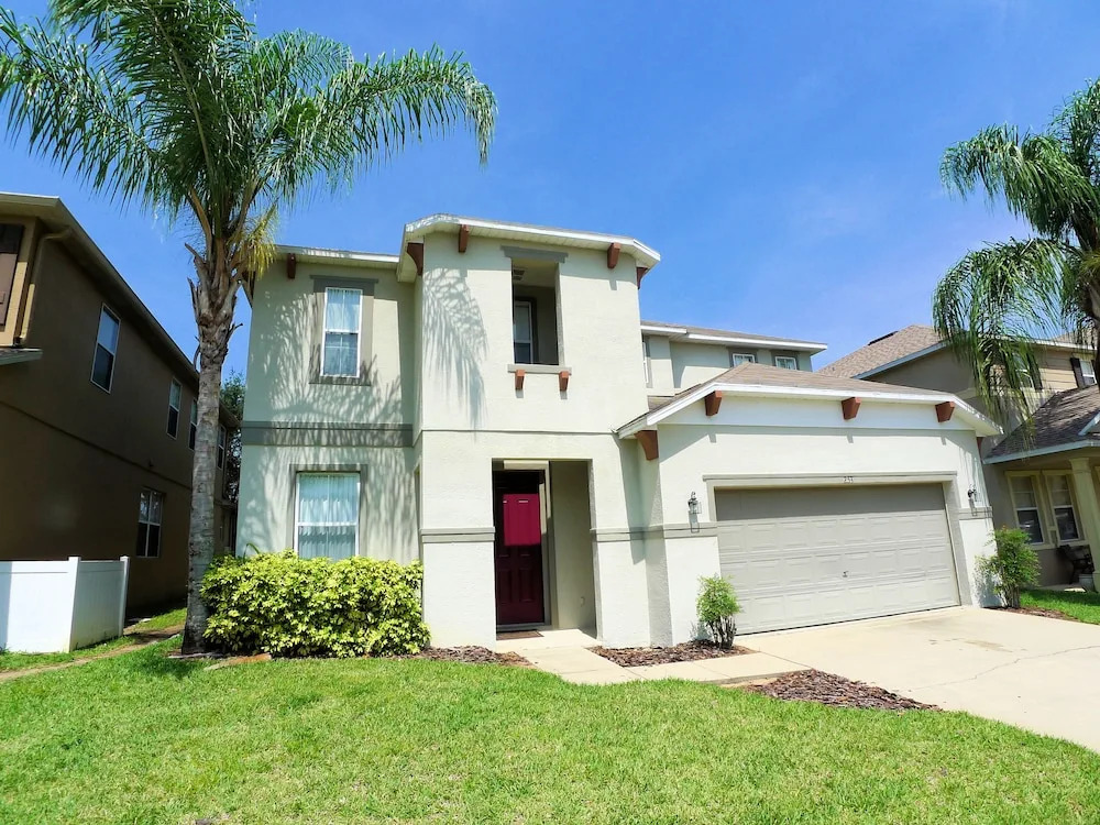 4 Bed Pool Home 253