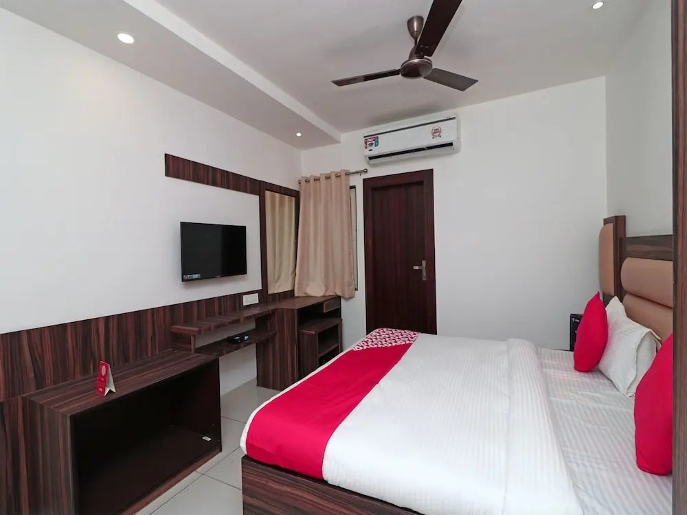 OYO 15116 Woods Inn