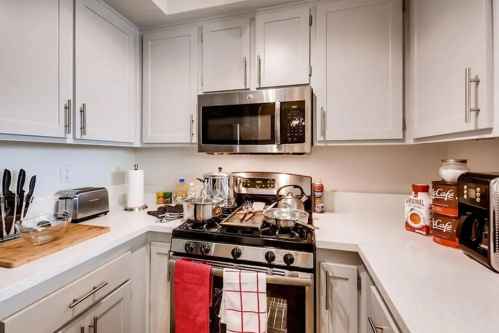 Gorgeous LA LA Land Beverly Hills 2BR - Fast Wifi - Free Parking! (BW2)