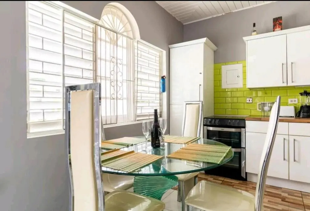 Sleek 4PPL apartment, Pool, Parking, Gated, CCTV & Wifi