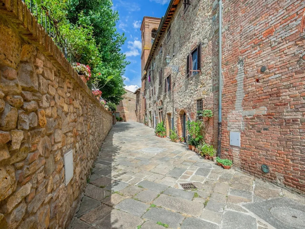 Spacious Tuscany Retreat