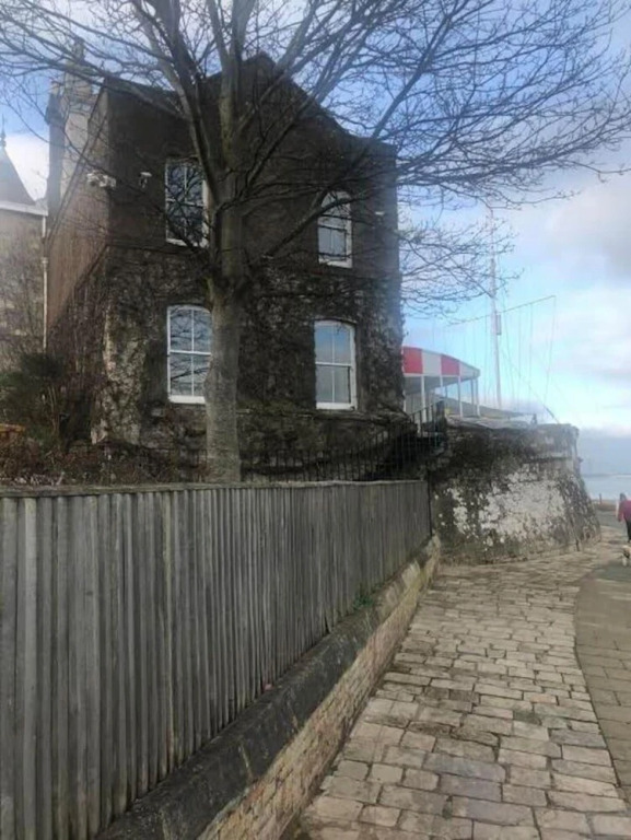 The Nautilus Cowes IOW Sleeps 4 & Private Garden