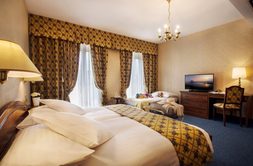 International au Lac Historic Lakeside Hotel