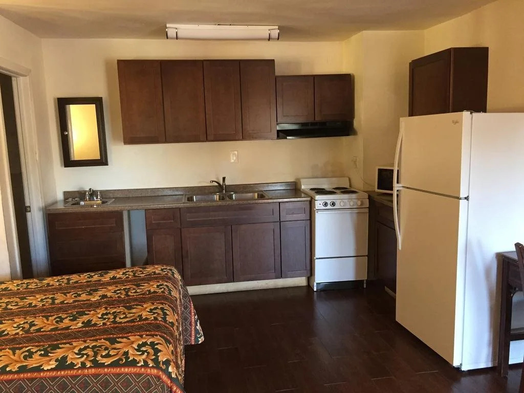 Colonial Pool & Spa Motel