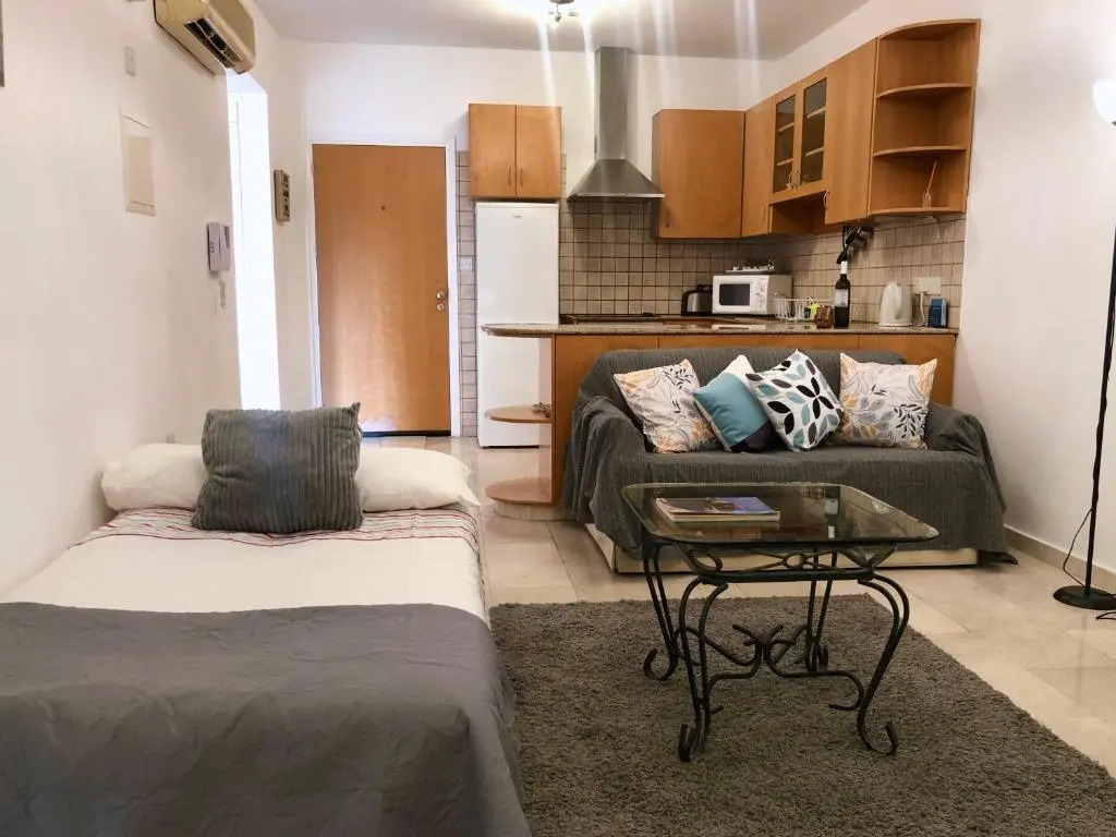 1 bedroom flat, prime location near sea, sleeps 4