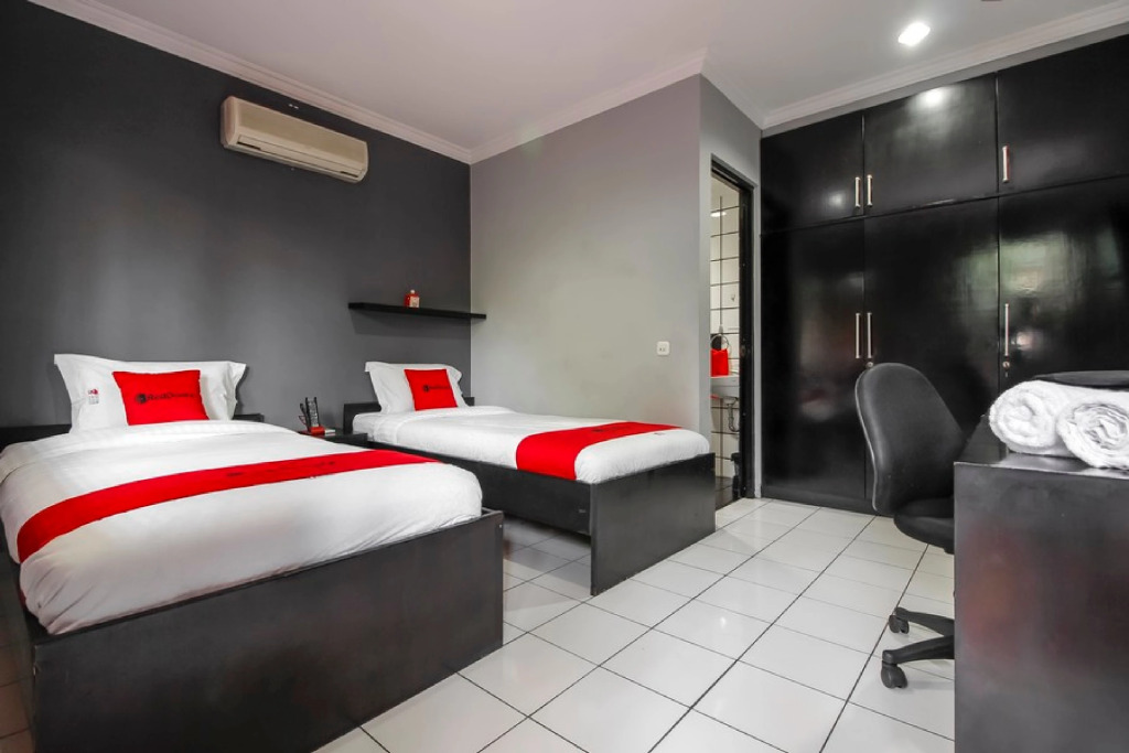 RedDoorz Plus near RS Fatmawati 2