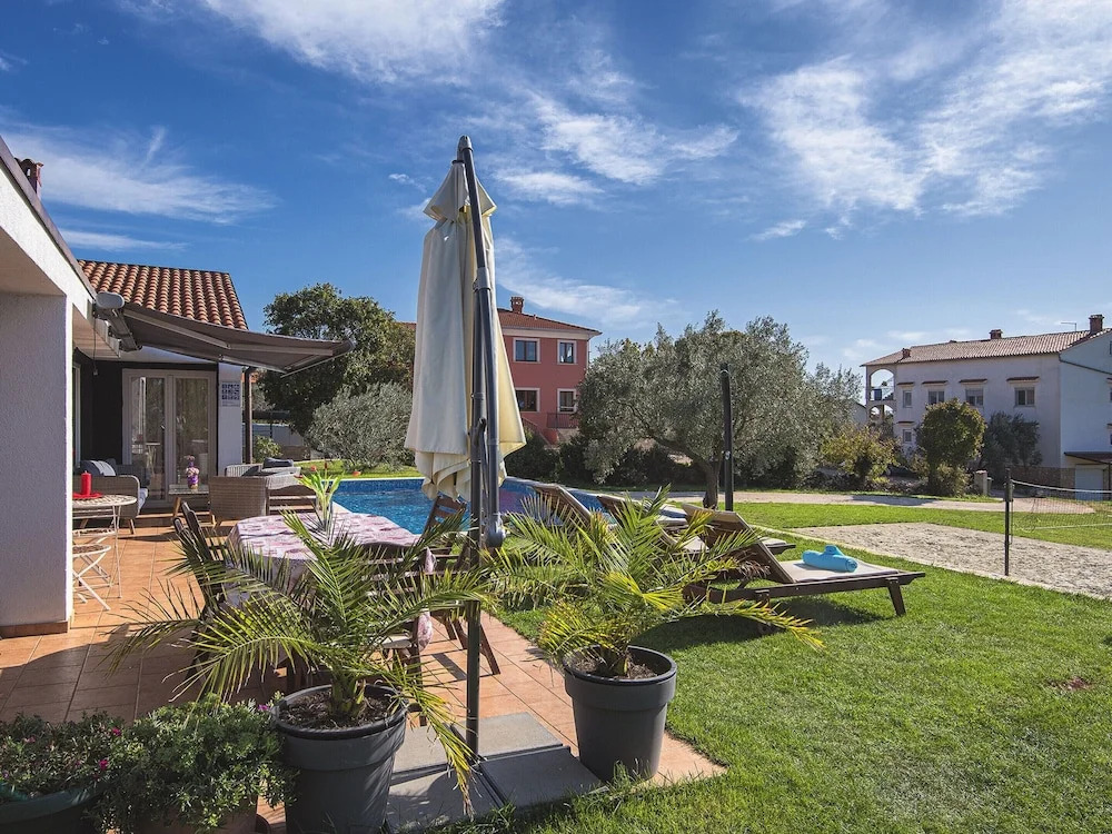 Villa with Swimming Pool, Volleyball Court & Hot Tub, near Rovinj