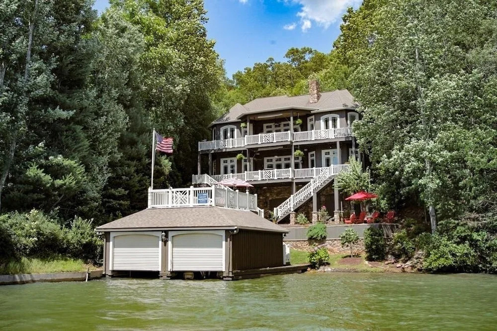 new Lakefront With Canoe, Game Room And Boat House!! 5 Bedroom Home