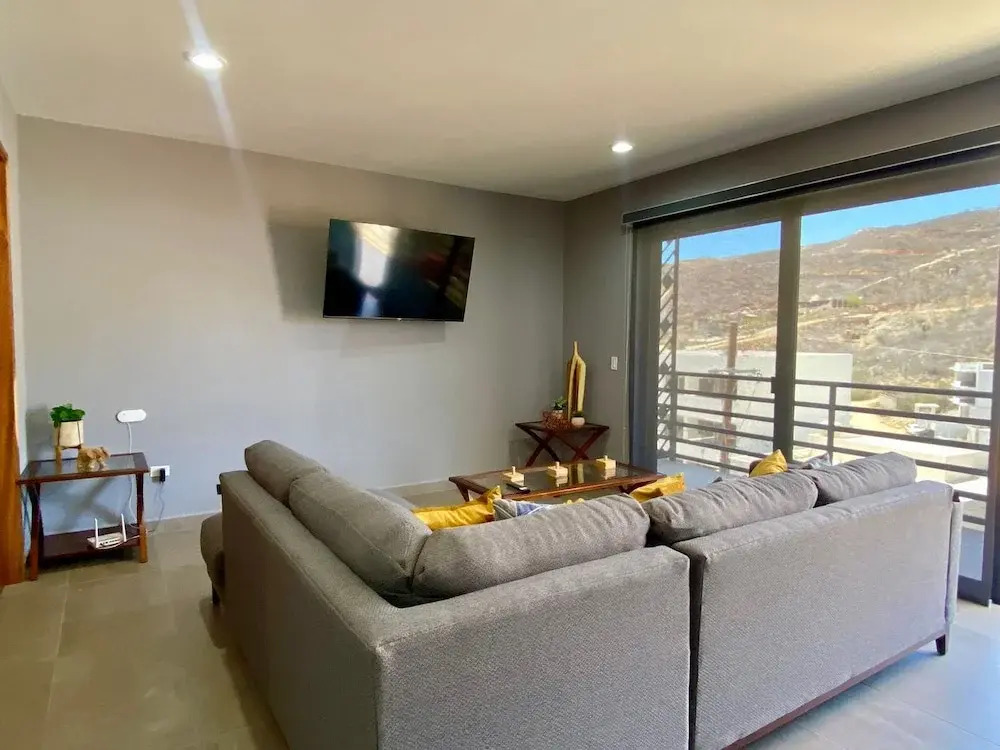 Beautiful New Condo Sea Breeze