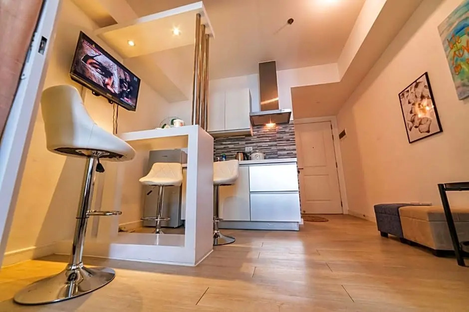 A2JSuites 1BR Azure Smart Home Suite Near Malls & Airport