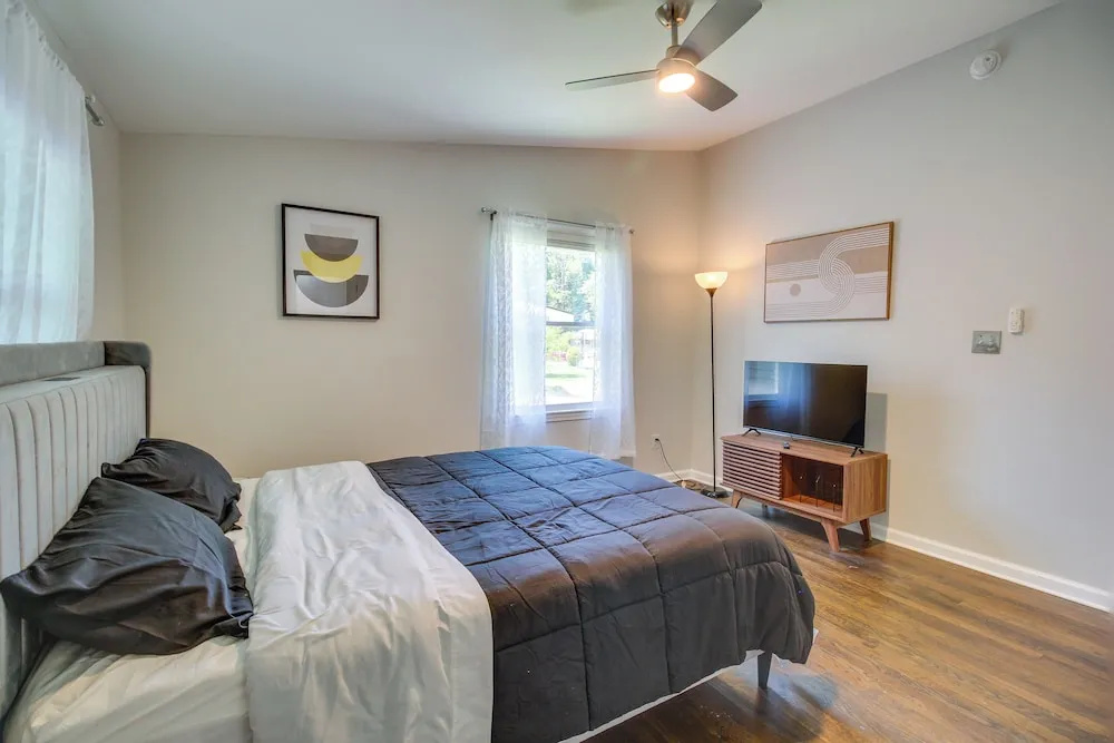 3 Mi to The Battery! Home w/ Spacious Backyard