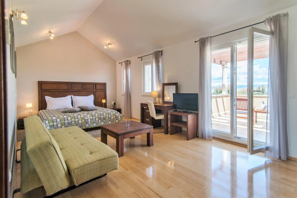Gumonca in Supetar with 6 bedrooms and 5 bathrooms