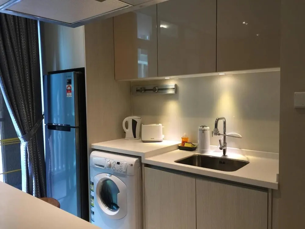 Modern Downtown Oasis Aloha Suite