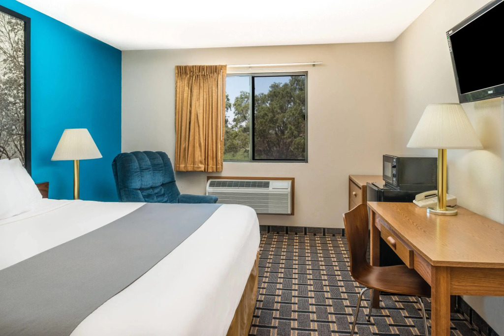 Super 8 by Wyndham Lincoln West
