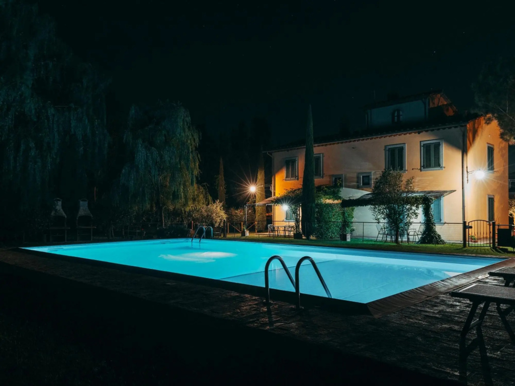 A Peaceful Farmhouse in Cortona with Swimming Pool