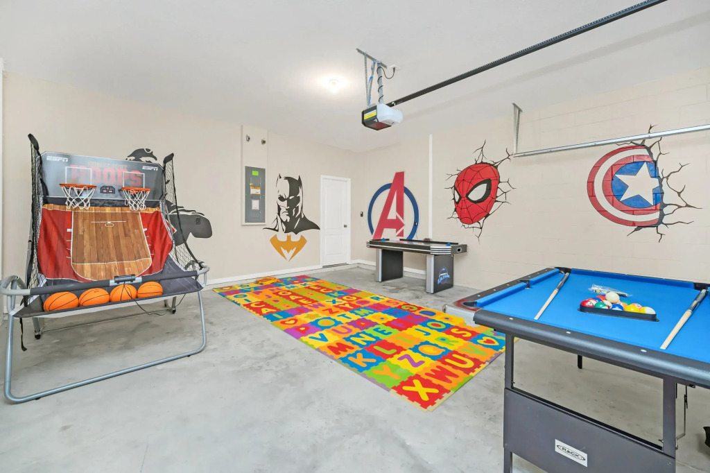 Upstay - Lrg Family Home w Private Pool   Hot Tub, Davenport