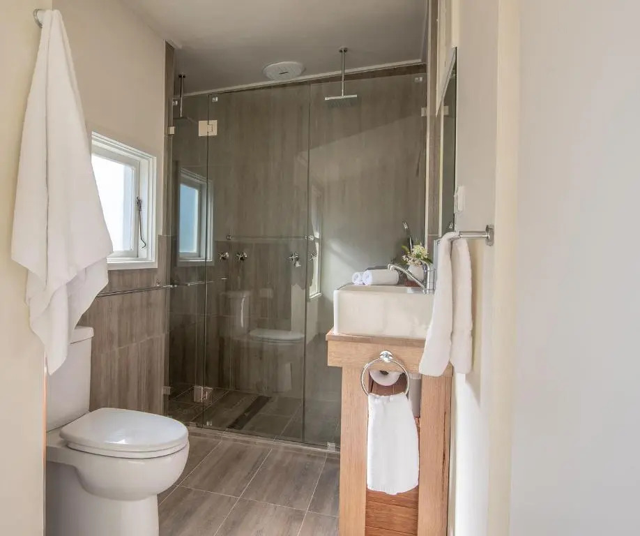 Dawns Sleeps 4 in 2 queens with 2 ensuites wifi in town.