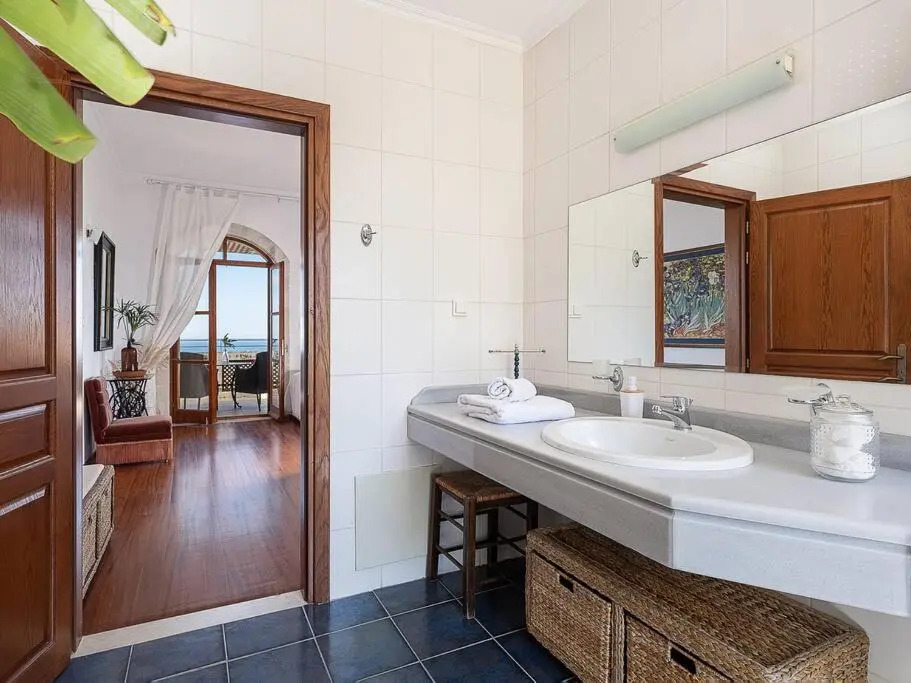 Aloni House - Spacious secluded villa with pool, up to 10 guests